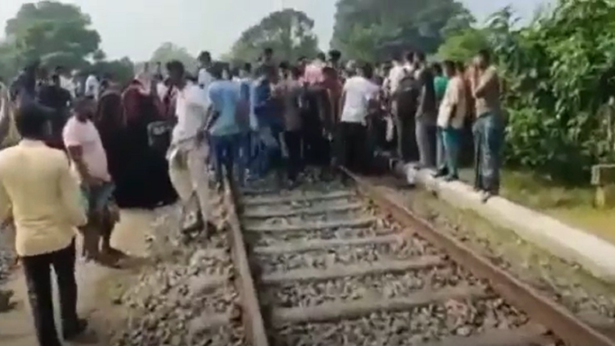 হঠাৎ ট্রেন চলে আসায় স্লিপারের ফাঁকে শুয়ে পড়ে তরুণ-তরুণী, কাটা পড়ে মৃত্যু