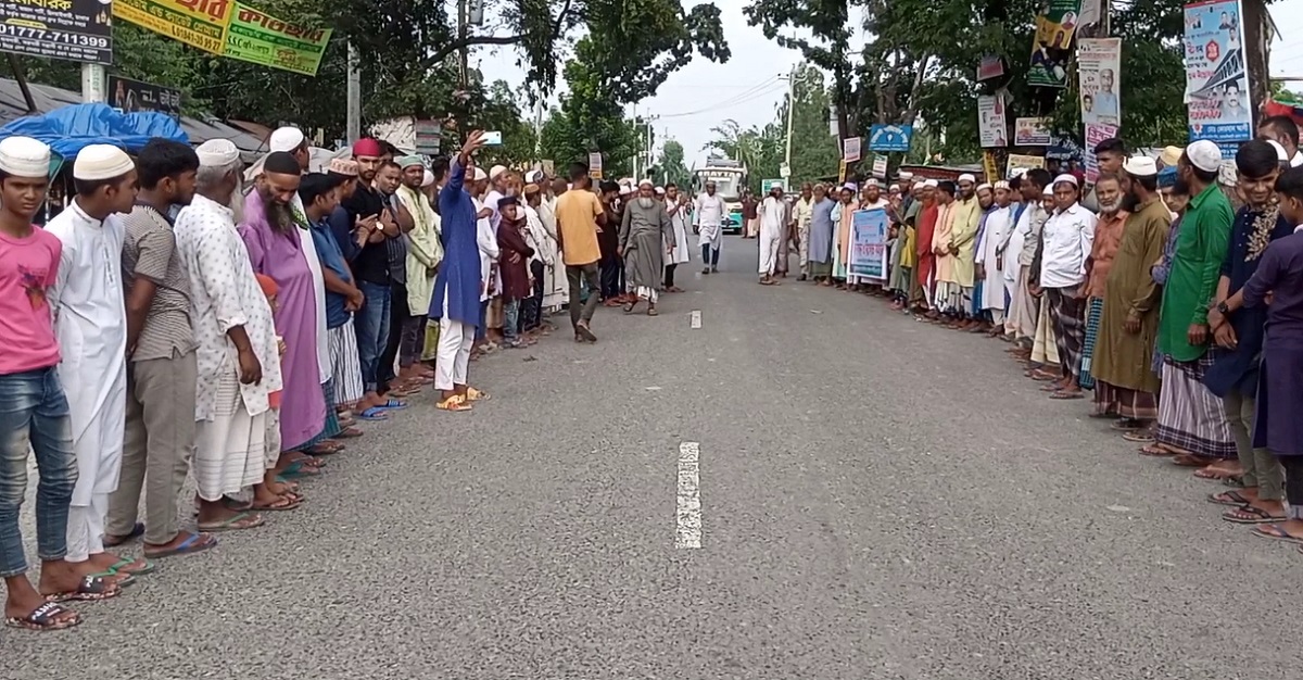 মসজিদে নামাজরত অবস্থায় বড়ভাইকে কুপিয়ে জখম, ছোটভাইকে গ্রেফতারের দাবিতে বিক্ষোভ স্থানীয়দের