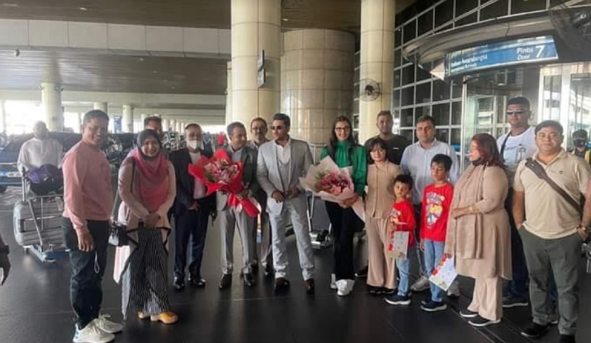 মালয়েশিয়া বিমান বন্দরে অনন্ত-বর্ষাকে ফুলেল শুভেচ্ছা