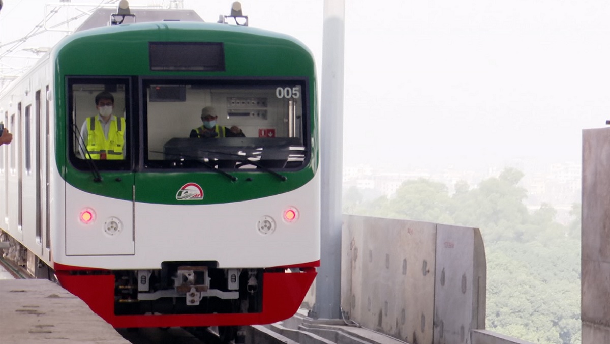 বাসের চেয়ে মেট্রোরেলে দ্বিগুণ ভাড়া নির্ধারণ নিয়ে প্রশ্ন তুলেছেন বিশ্লেষকরা