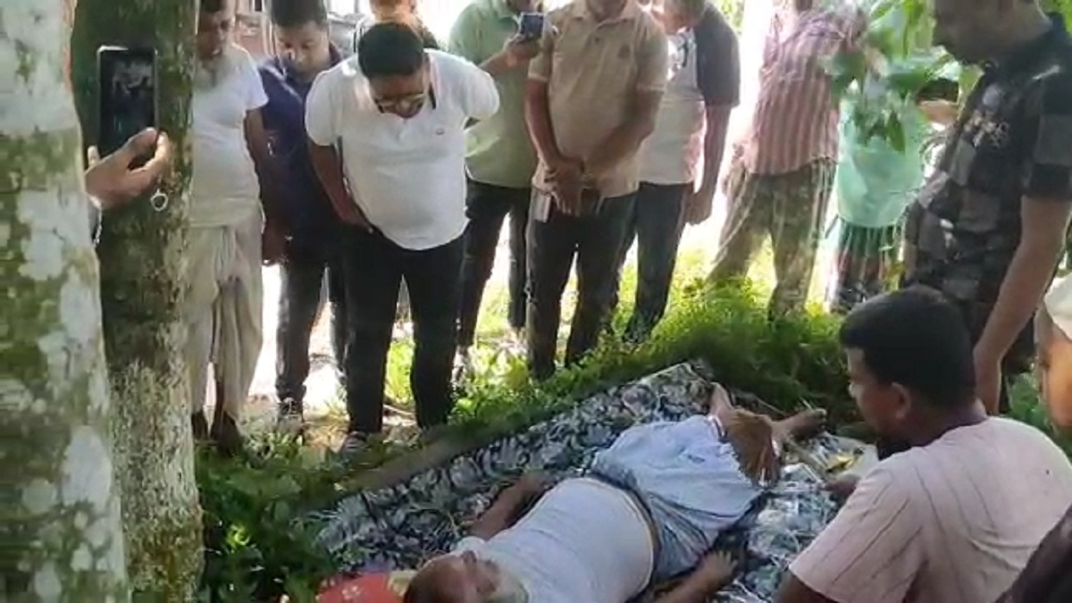 মুন্সিগঞ্জে পক্ষাঘাতগ্রস্ত বৃদ্ধকে রাস্তায় ফেলে গেল স্বজনরা, দায়িত্ব নিলেন ওসি