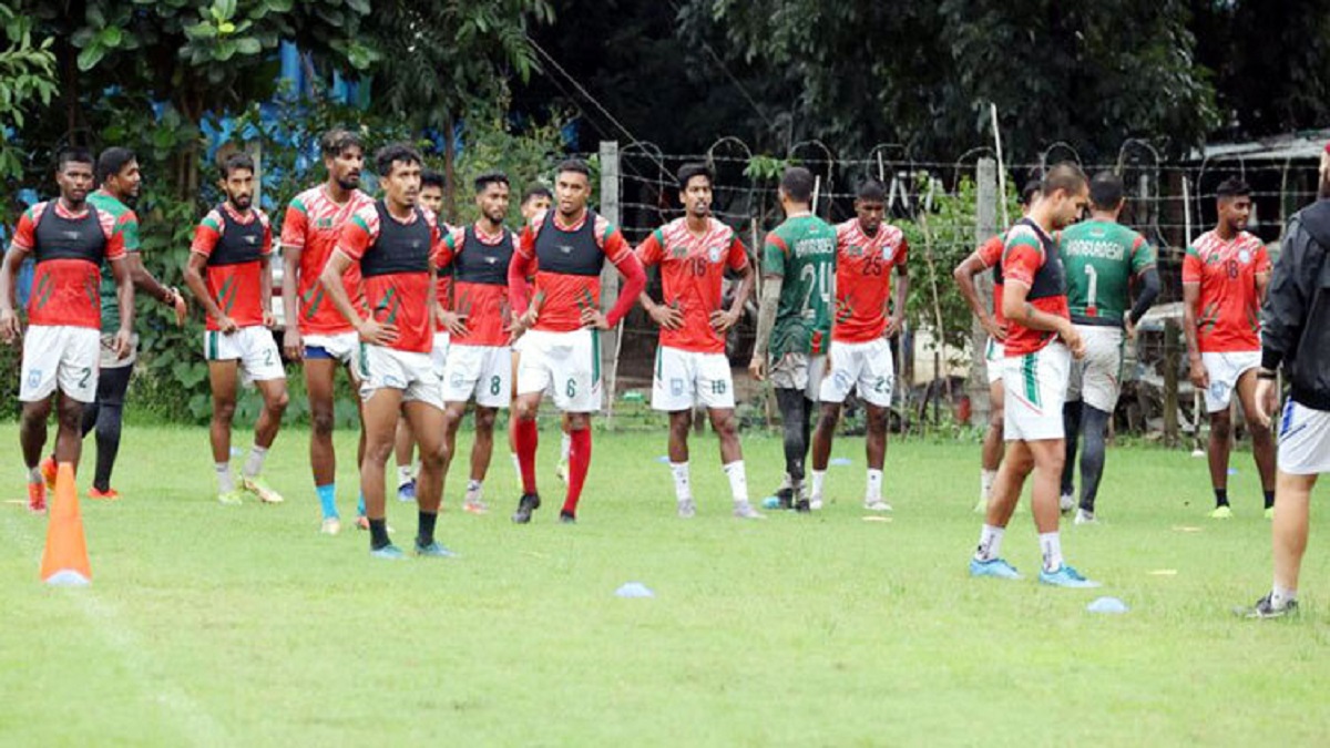 কম্বোডিয়ার উদ্দেশে দেশ ছেড়েছে ফুটবল দল