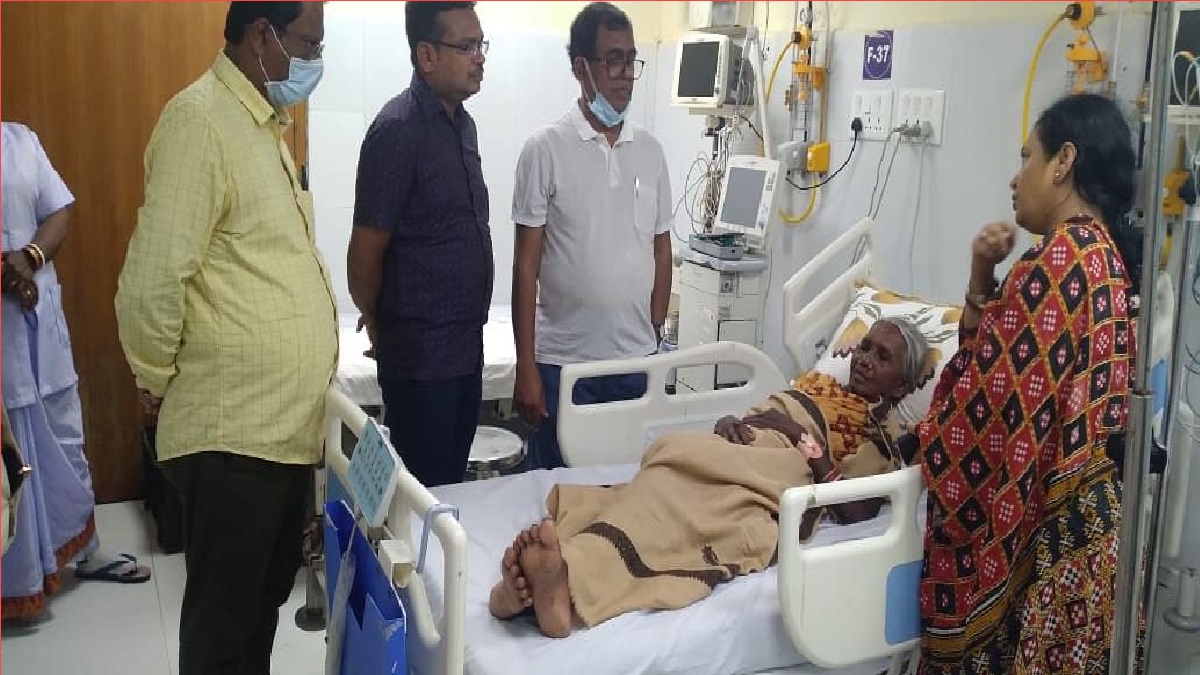 ওড়িশায় অসুস্থ বৃদ্ধাকে হাসপাতালে নাচতে বাধ্য করার অভিযোগ