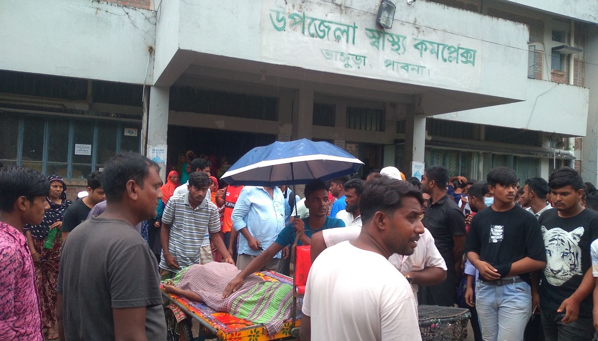 বন্ধুর সঙ্গে মোটরসাইকেলে যাচ্ছিলেন কলেজছাত্র, প্রাণ গেলো ট্রাকচাপায়