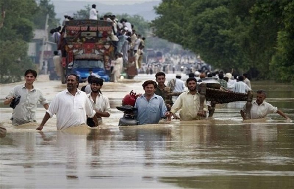 বন্যায় পাকিস্তানে নিহতের সংখ্যা বেড়ে প্রায় ১৩০০