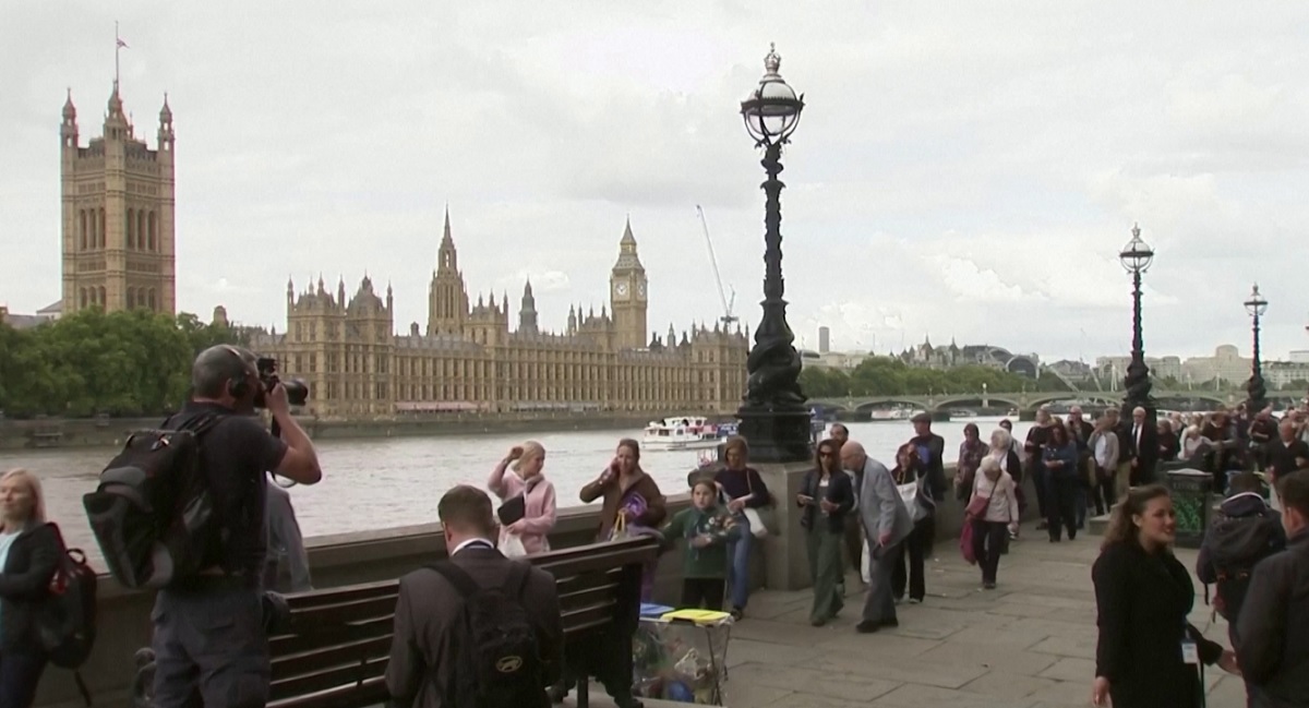 রানির শববাহী কফিন দেখতে ৮ কিলোমিটার লম্বা লাইন