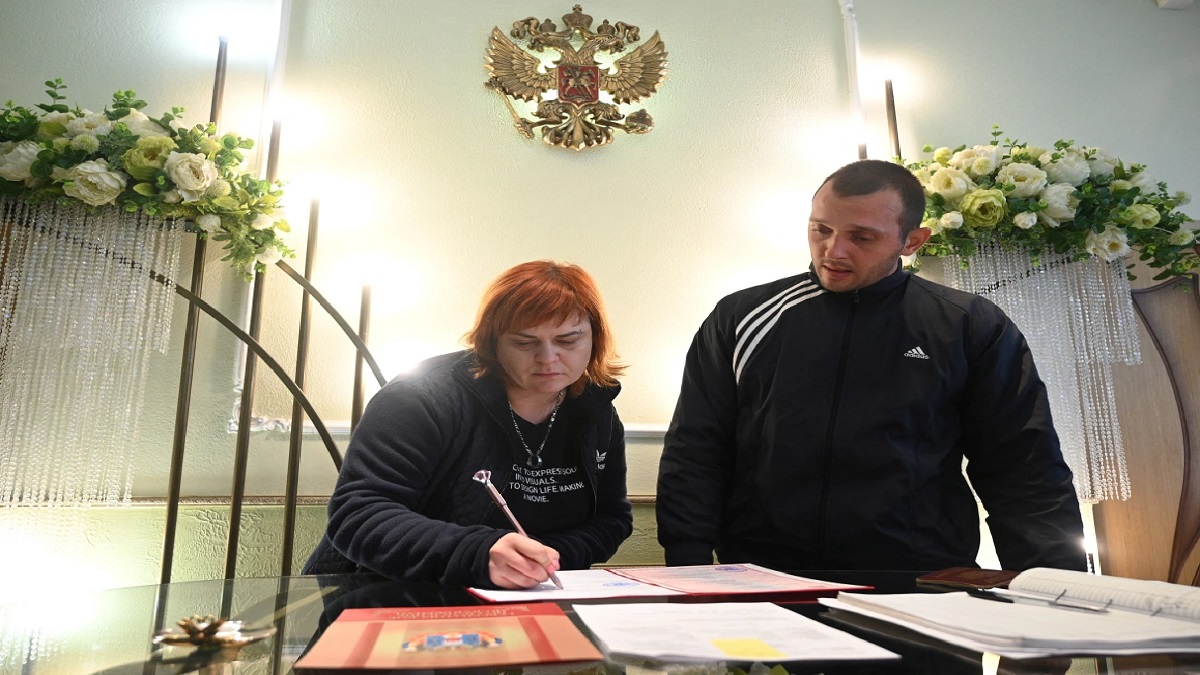 যুদ্ধে যাওয়ার আগে বিয়ে করছেন রুশ নাগরিকরা