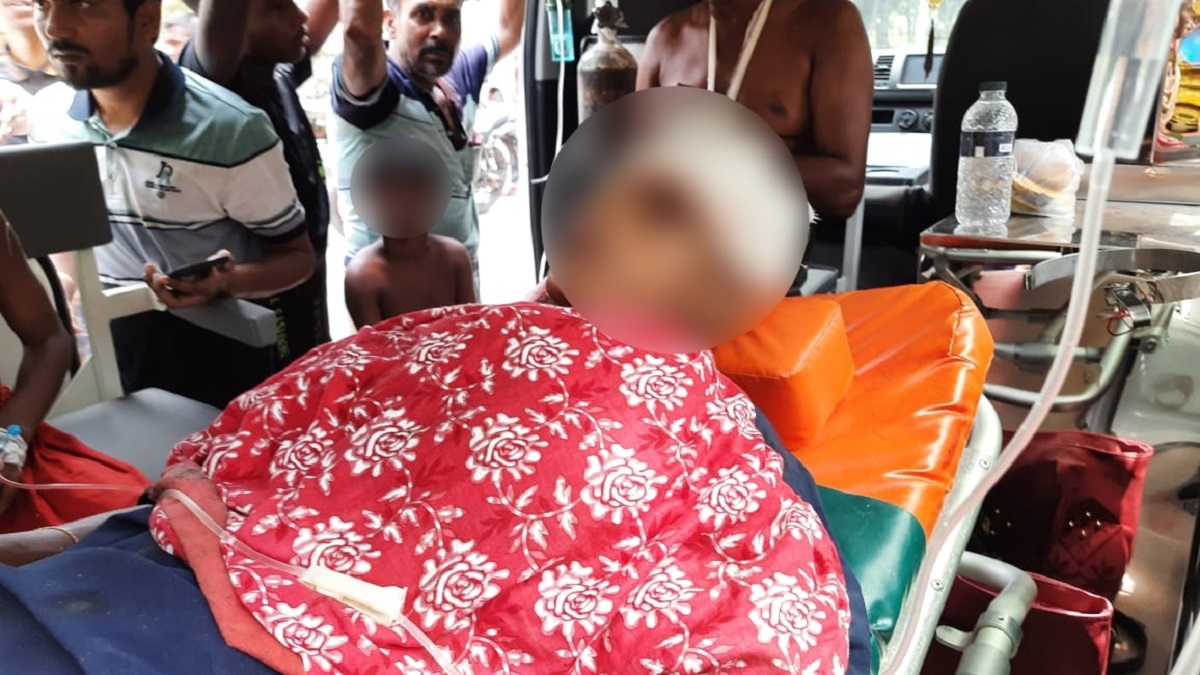 সাতক্ষীরায় যাত্রীবাহী বাস-পিকআপের মুখোমুখি সংঘর্ষ