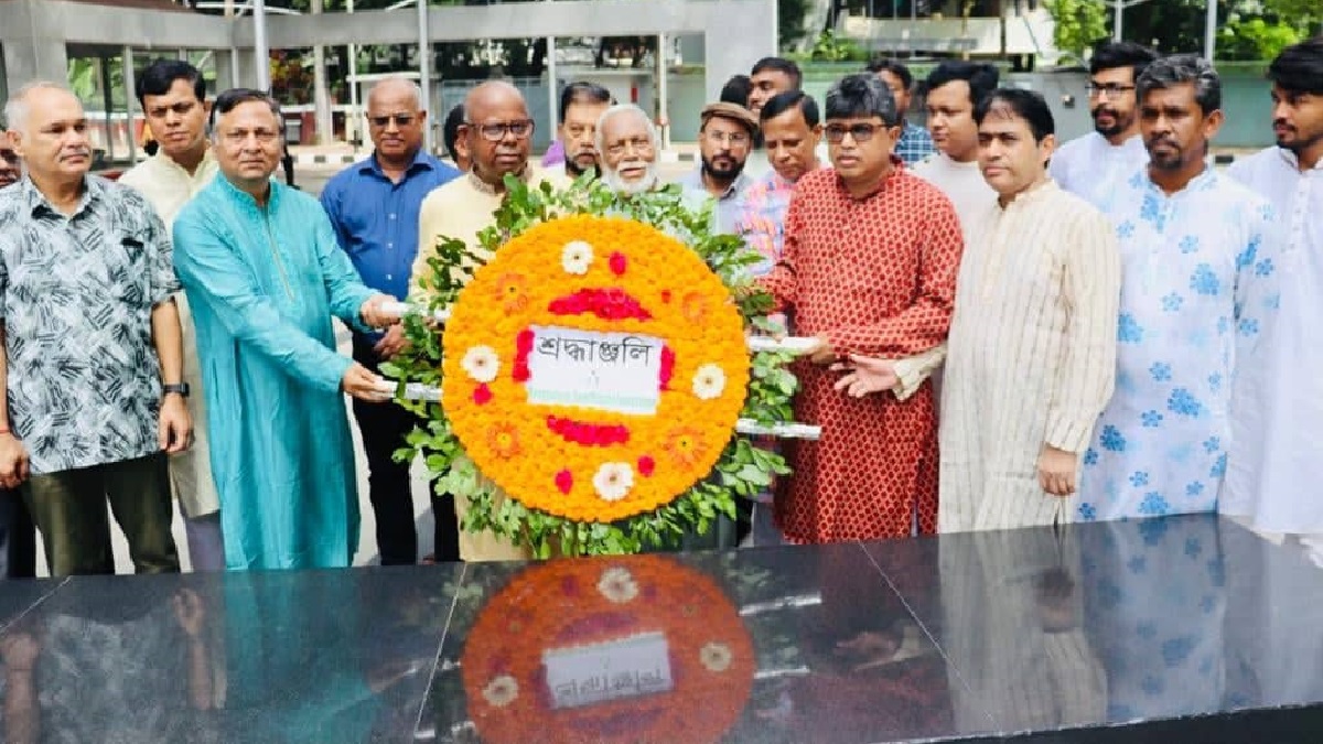 বঙ্গবন্ধুর প্রতিকৃতিতে বাংলাদেশ স্বাধীনতা ফাউন্ডেশনের পুস্পস্তবক অর্পণ