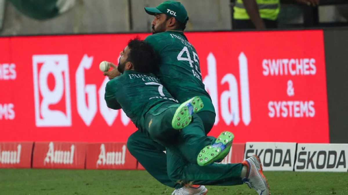 পাকিস্তানের হারের দায় নিজের কাঁধে নিলেন শাদাব খান