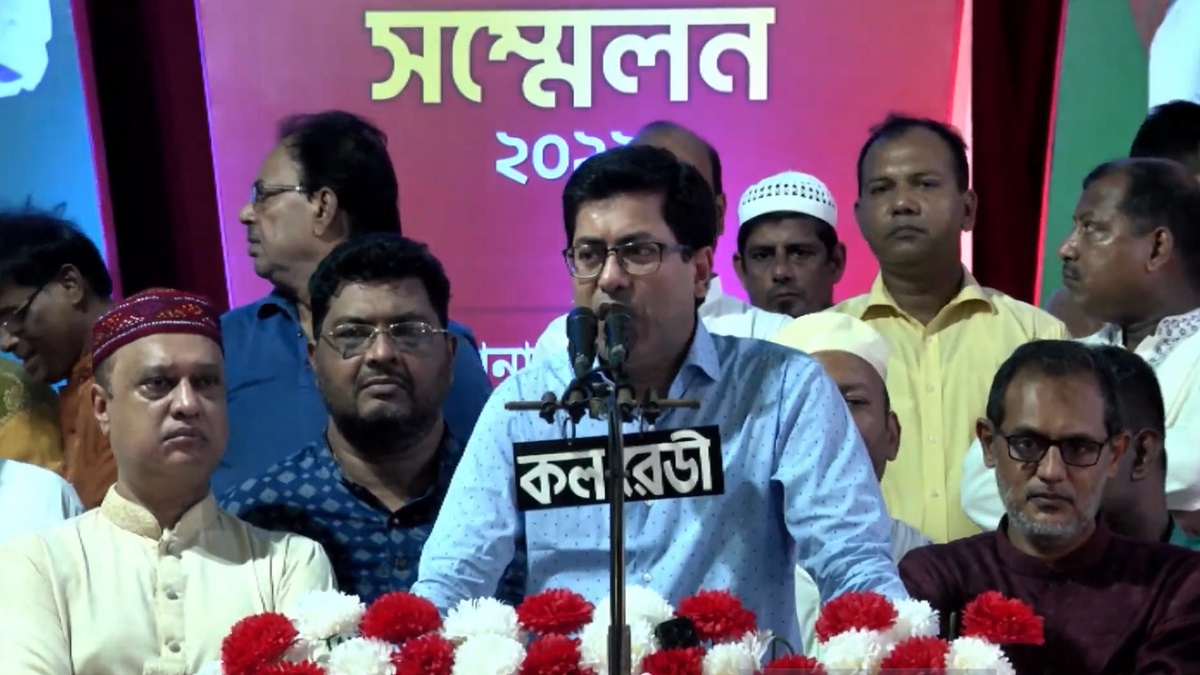 সংবিধানের বাইরে শেখ হাসিনাকে এক চুলও সরানো যাবে না: তাপস