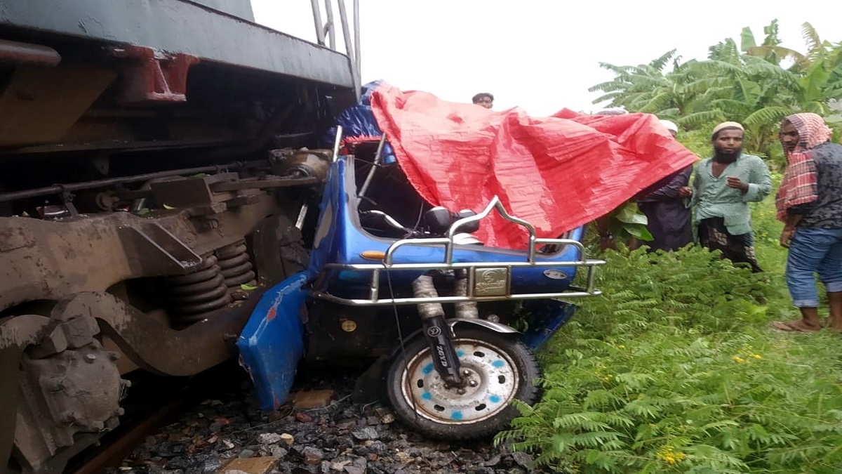 ফরিদপুরে ট্রেনের ধাক্কায় ইজিবাইকে থাকা মা-ছেলের মৃত্যু