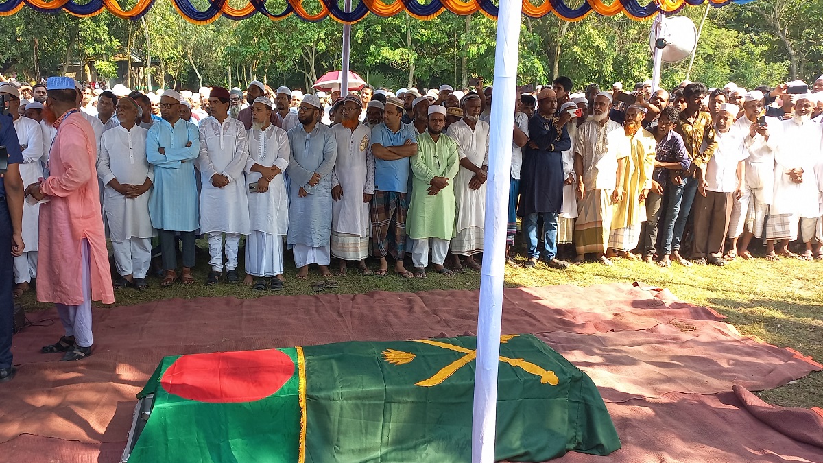 জাতিসংঘের শান্তিরক্ষা মিশনে নিহত সৈনিক শরিফের দাফন সিরাজগঞ্জে