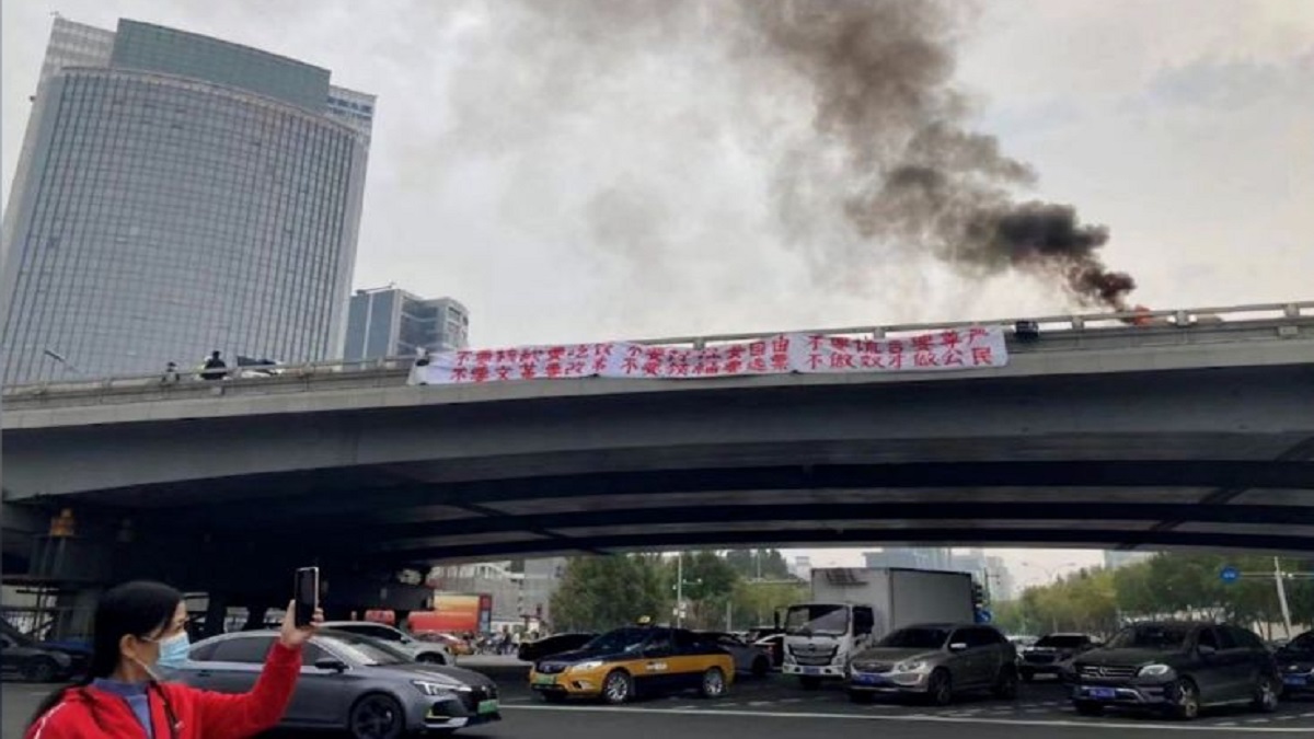 চীনে কোভিড নীতি শিথিলের দাবিতে বিক্ষোভ