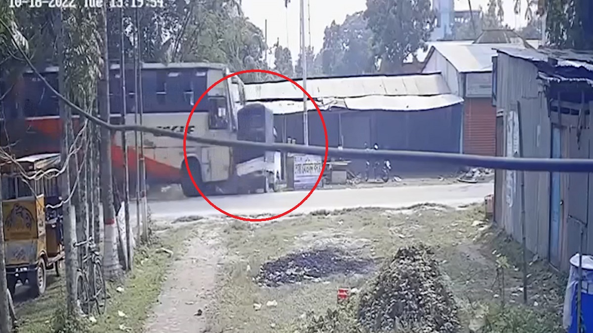 বরিশালে পুলিশের গাড়িকে ধাক্কা দিল বাস