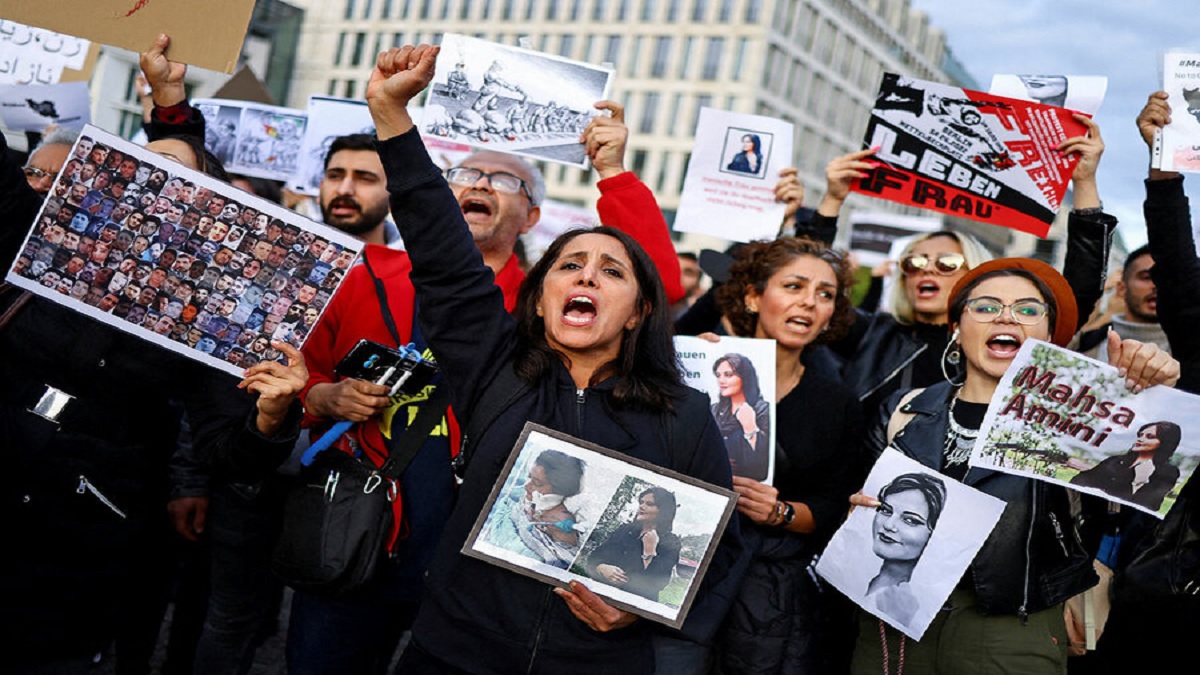 দ্বিতীয় মাসে গড়ালো হিজাব ইস্যুতে ইরানে চলমান আন্দোলন