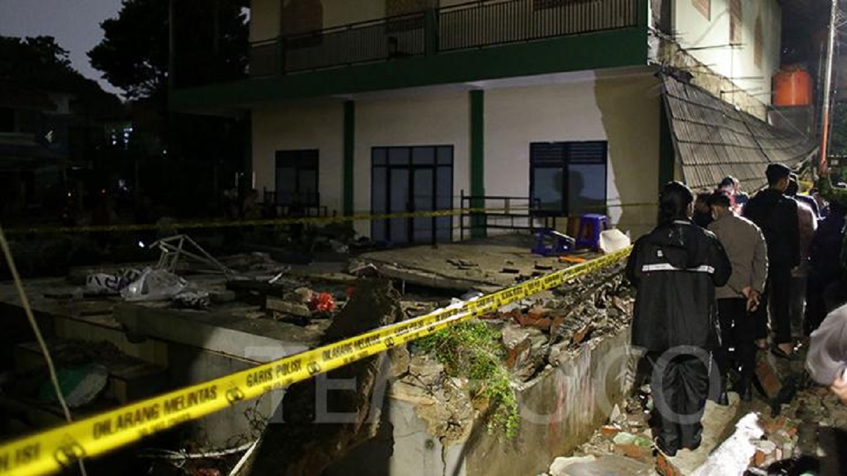 ইন্দোনেশিয়ায় স্কুলের দেয়াল ধসে তিন শিশুর মৃত্যু