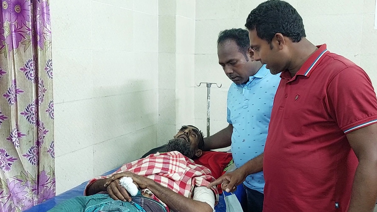 বৃদ্ধকে রাস্তায় একা পেয়ে পা ভেঙে দিলো প্রতিপক্ষের লোকেরা