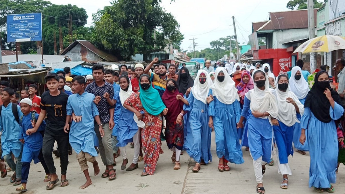কম্পিউটার প্রশিক্ষণের কথা বলে ডেকে নিয়ে ধর্ষণচেষ্টা, মাদরাসা সুপারের বিরুদ্ধে শিক্ষার্থীদের বিক্ষোভ