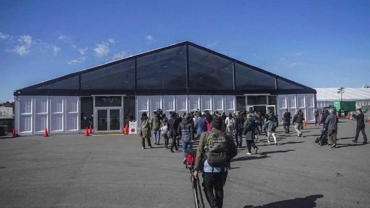 অভিবাসন প্রত্যাশীদের জন্য নিউইয়র্কে চালু হলো অস্থায়ী আশ্রয়কেন্দ্র