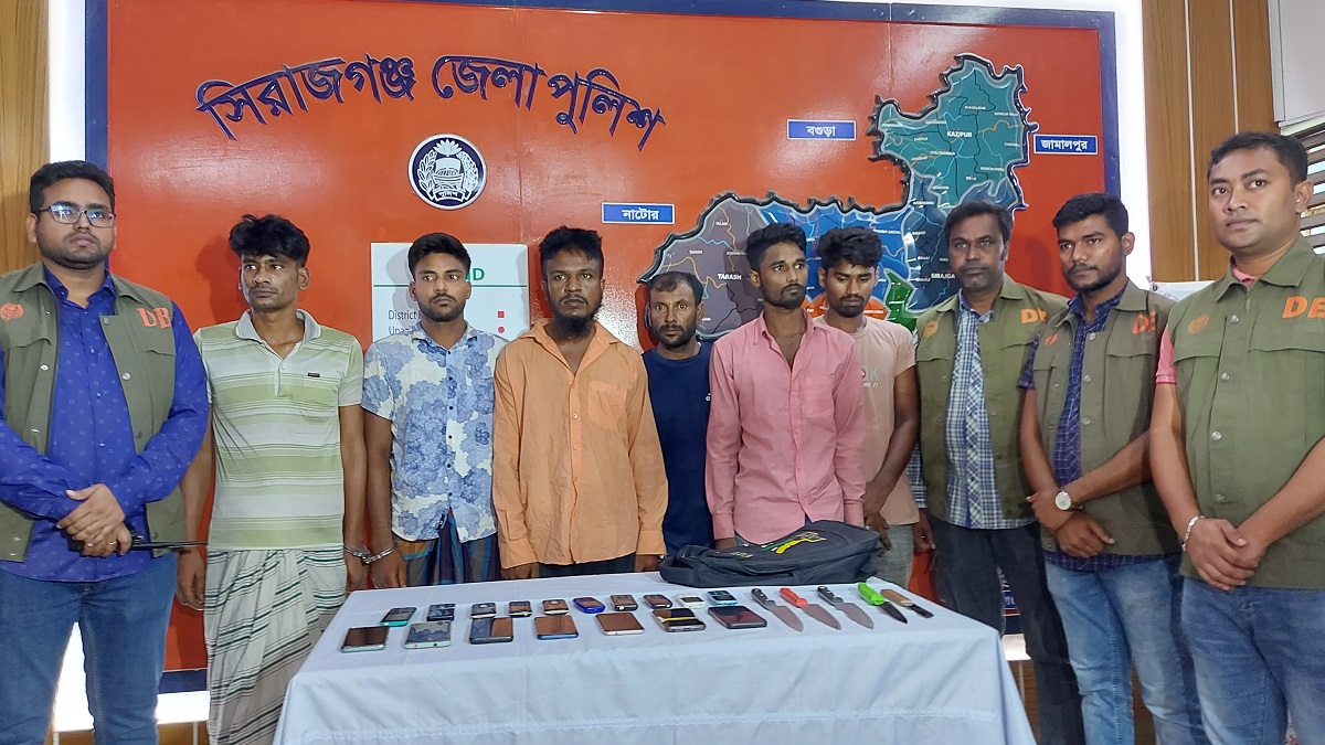 সিরাজগঞ্জ বাস ডাকাতিতে জড়িত ৬ ডাকাত গ্রেফতার, সড়কে লুণ্ঠনই পেশা