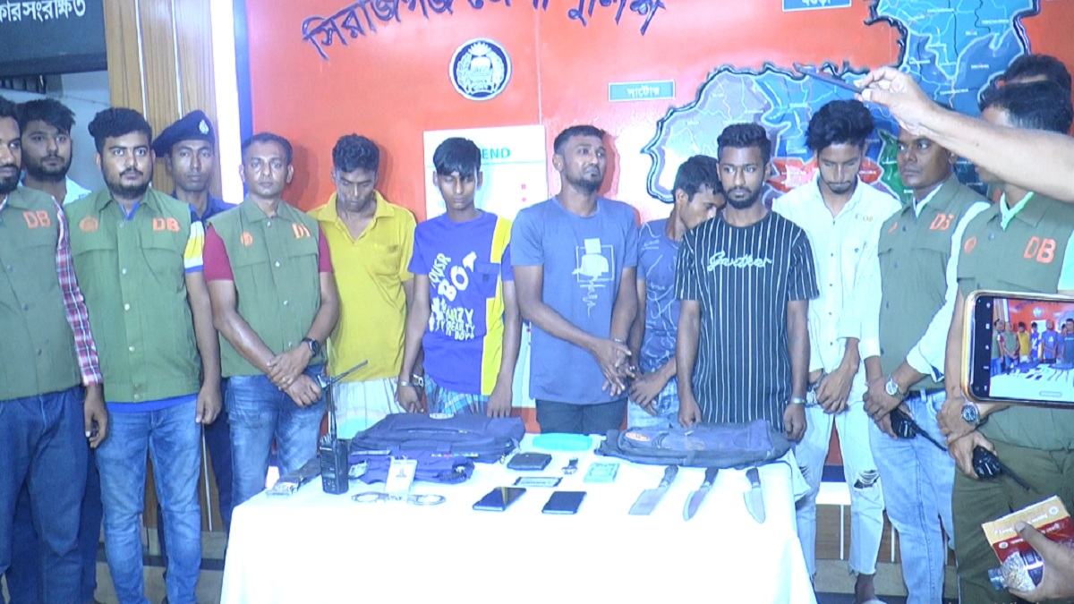 পুলিশের গাড়িতে ডাকাতি, ৭২ ঘণ্টা পর মালামালসহ আটক ৬