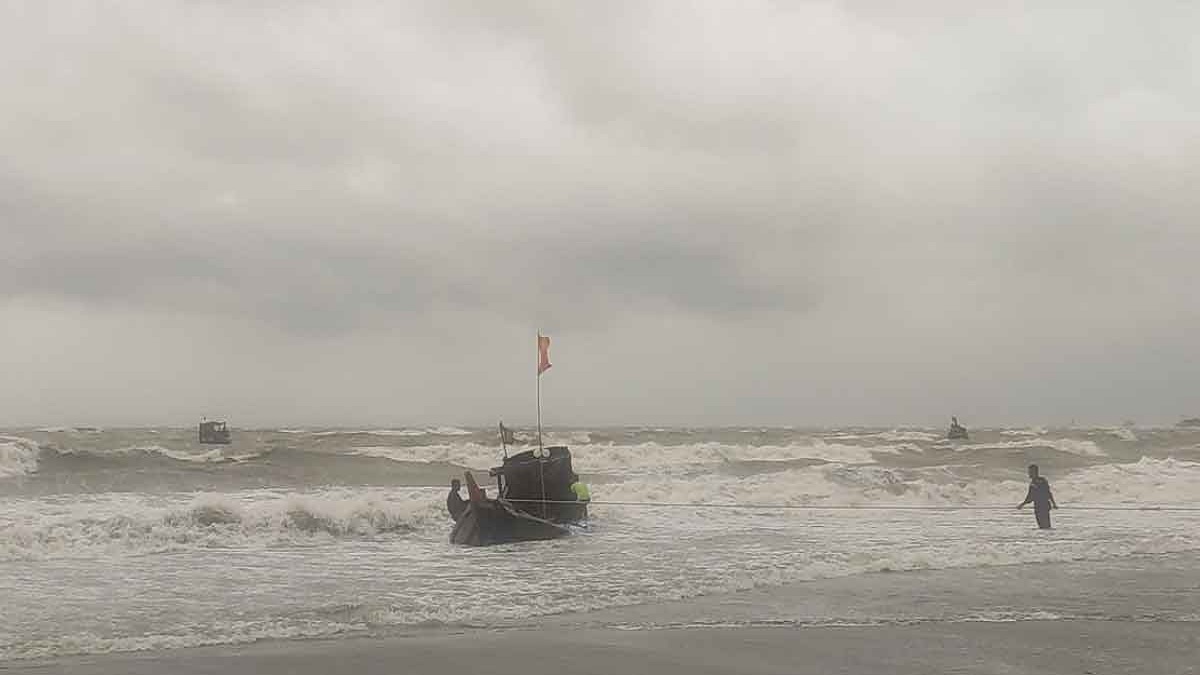 সিত্রাং এখন স্থল নিম্নচাপ, সমূদ্র বন্দরে কমানো হয়েছে বিপদ সংকেত