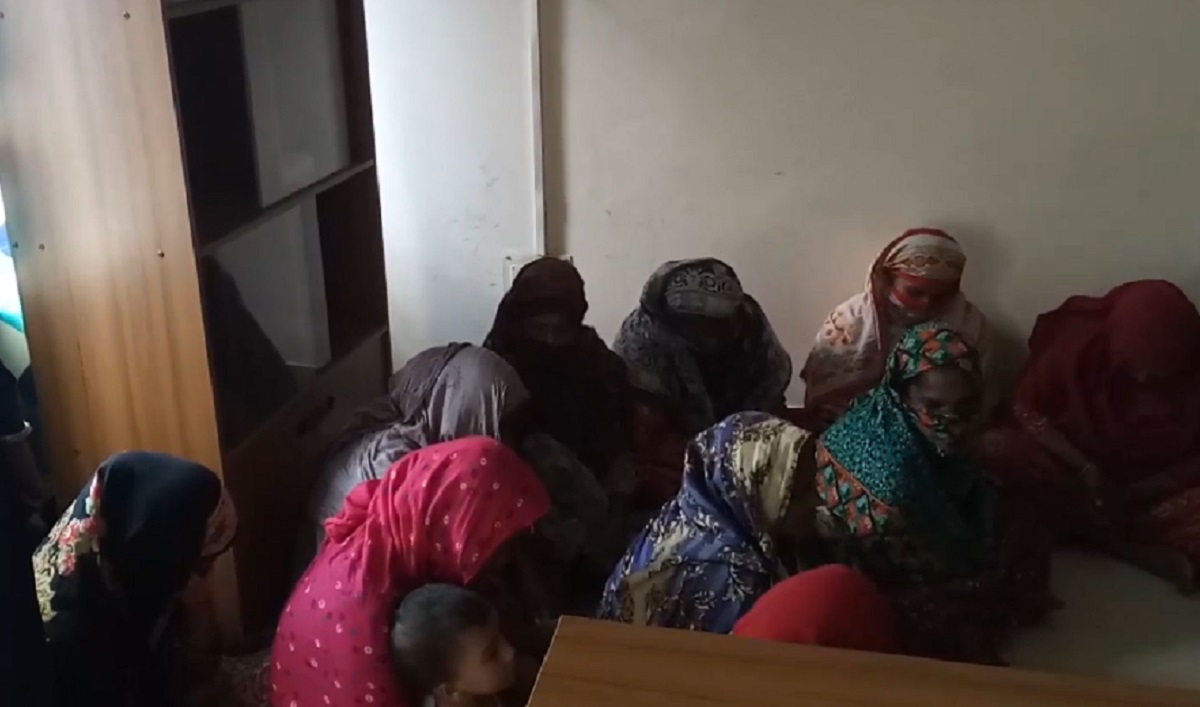 জিহাদি বইসহ মুজিবনগরে জামায়াত ইসলামির ১০ নারী কর্মী আটক