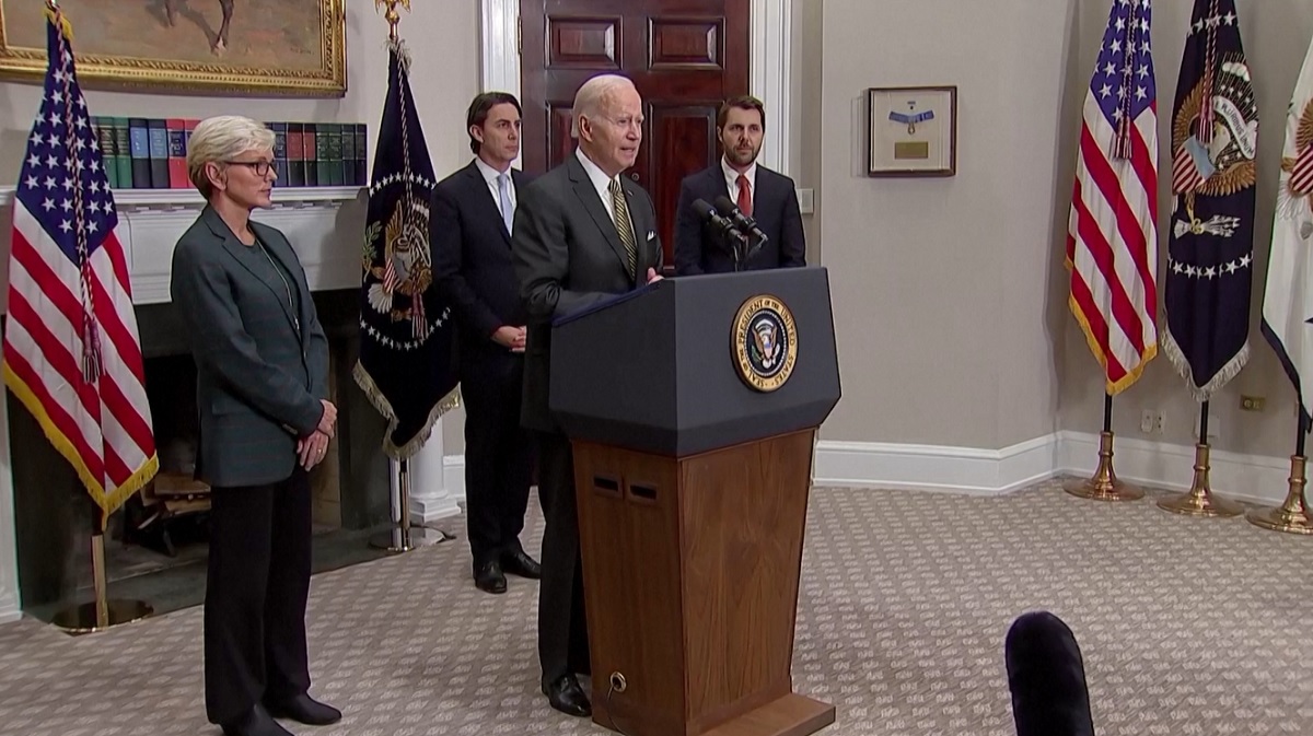 মার্কিন রিজার্ভ থেকে দেড় কোটি ব্যারেল তেল বাজারে ছাড়ার ঘোষণা বাইডেনের