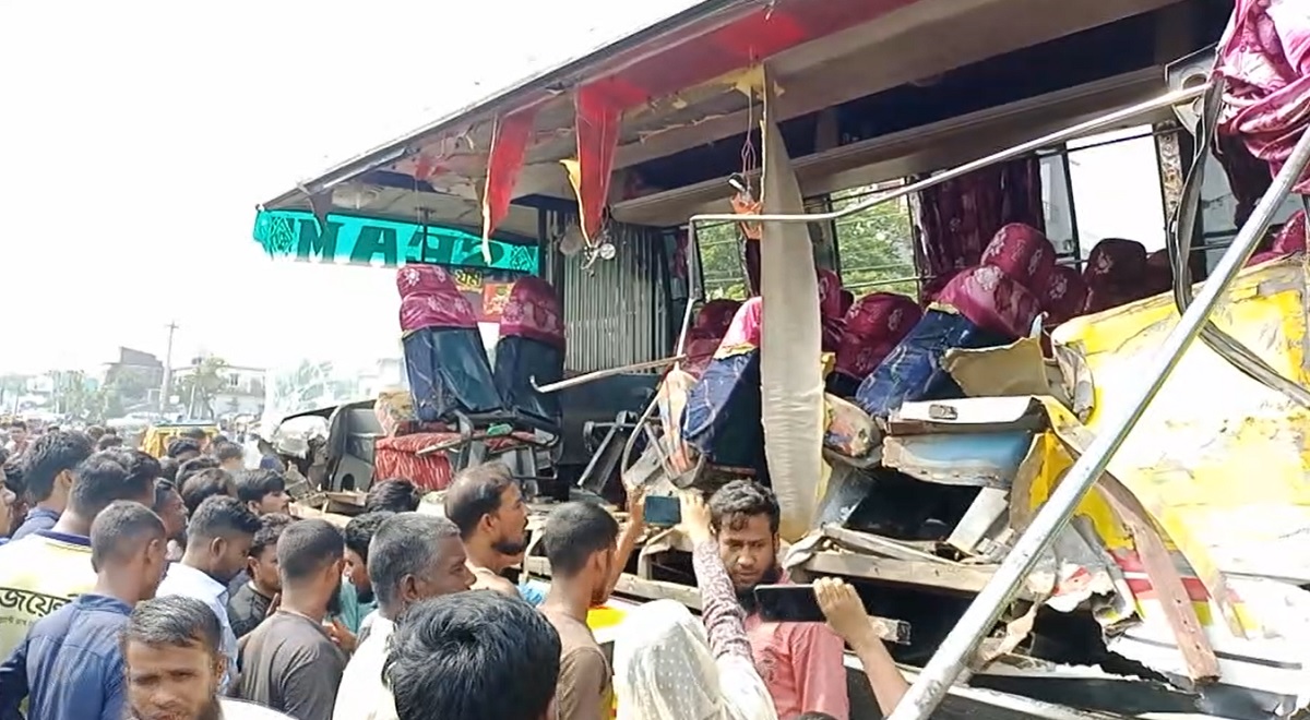 থেমে থাকা ট্রাকে বাসের সজোরে ধাক্কা, নিহত ২
