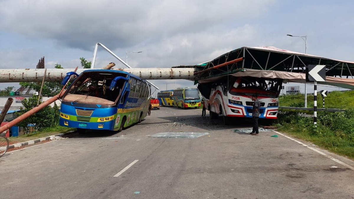 সিত্রাংয়ের প্রভাবে ফরিদপুরে পার্কিং করা বাসের উপর ভেঙে পড়লো বিলবোর্ড
