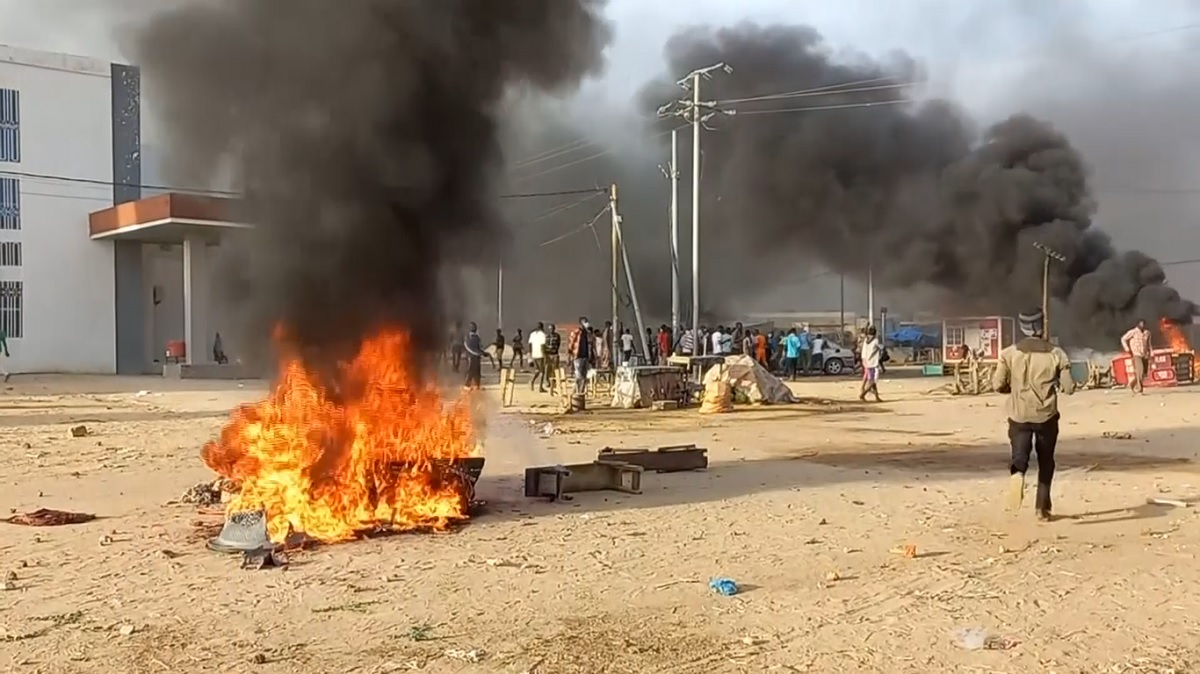 চাদে নিরাপত্তা বাহিনীর সাথে বিক্ষোভকারীদের সংঘর্ষ, নিহত ৭২