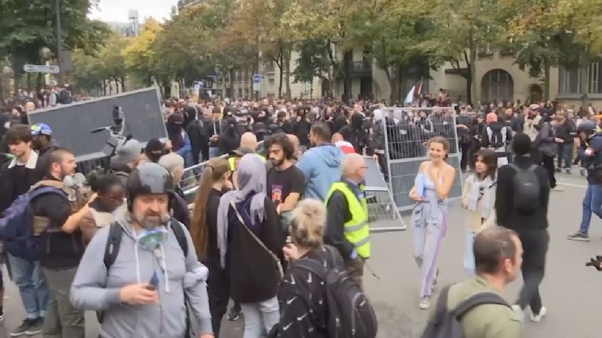 মজুরি বৃদ্ধির দাবিতে ফ্রান্সে শ্রমিকদের ধর্মঘট