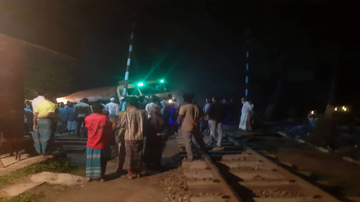 রেললাইনে বিকল ট্রাক, গেটম্যানের দক্ষতায় রক্ষা পেলো শত শত যাত্রী