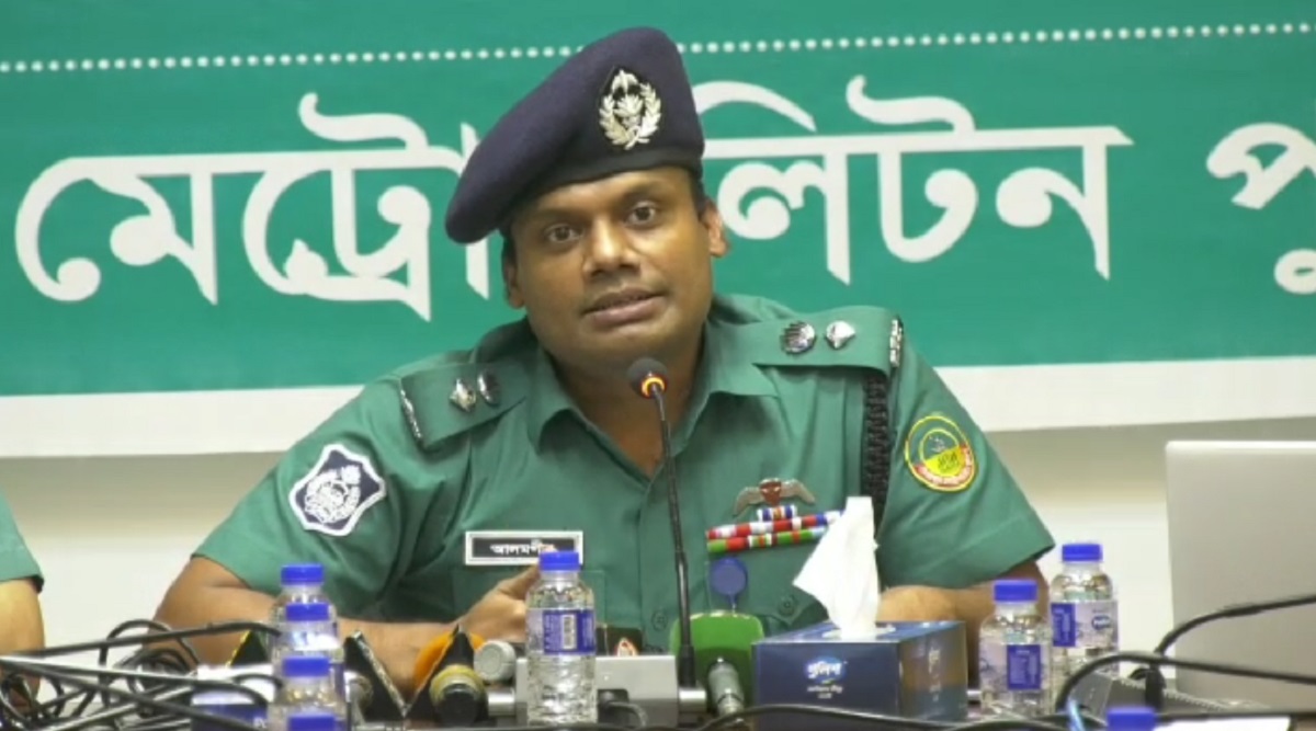 গাজীপুরে বিপন্ন প্রজাতির দুটি অজগর উদ্ধার, গ্রেফতার সাপুড়ে