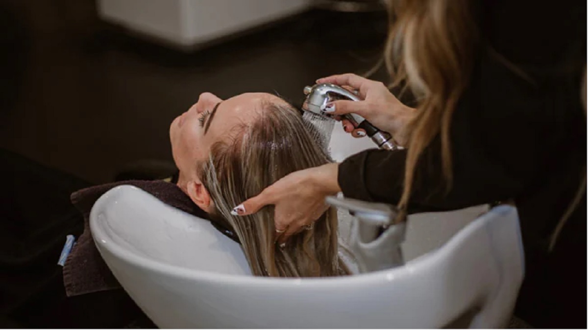 চুল সোজা করার প্রসাধনী জরায়ু ক্যানসারের ঝুঁকি বাড়ায়: গবেষণা