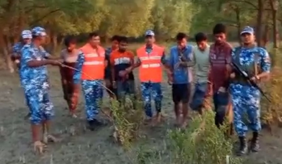 হাতিয়ায় ৬ হরিণ শিকারি আটক