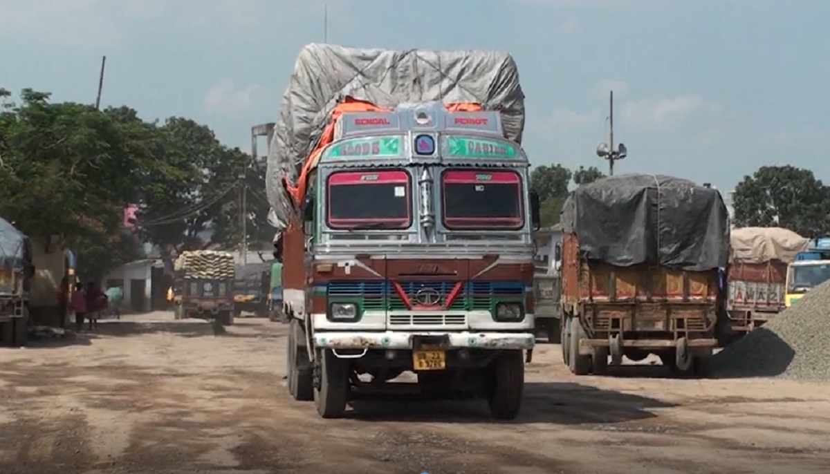 ৮ দিন পর হিলি স্থলবন্দর দিয়ে আমদানি-রফতানি কার্যক্রম চালু