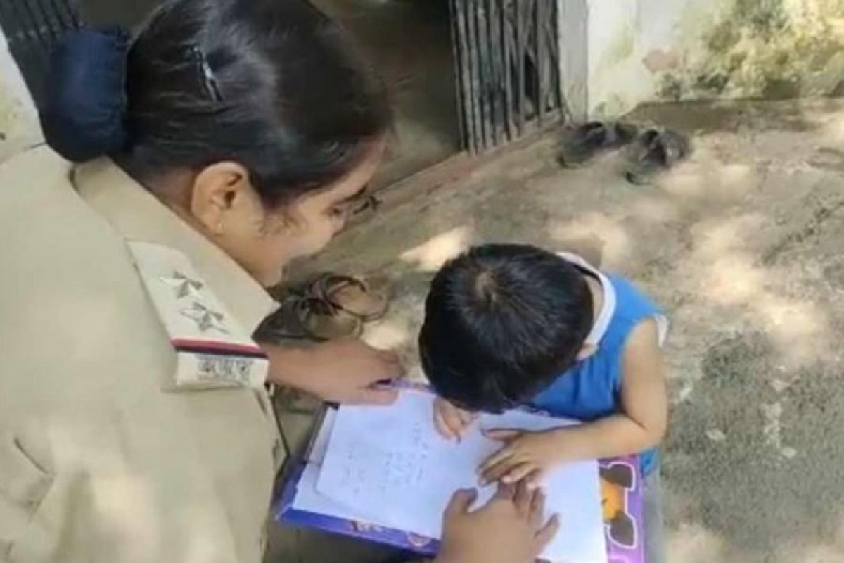 মায়ের বিরুদ্ধে লজেন্স চুরির অভিযোগ জানাতে থানায় শিশু