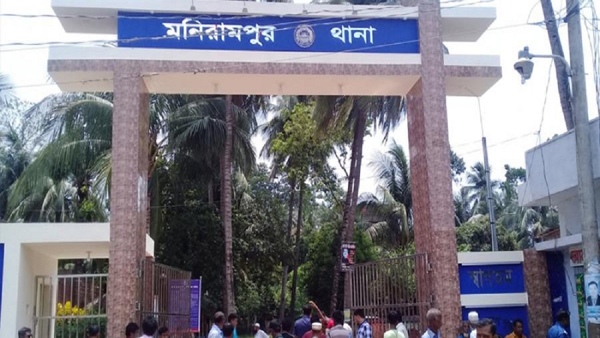 স্কুল প্রাঙ্গণে শিশু শিক্ষার্থীরা কুড়িয়ে পেল সাড়ে ১৯ লাখ টাকা