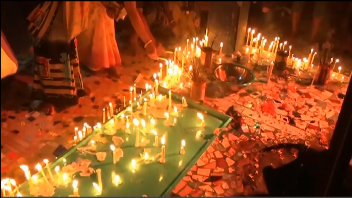 ঝালকাঠিতে শ্মশান দিপাবলি, গীতা ও রামায়ণ পাঠ করে স্বজনদের শান্তি কামনা