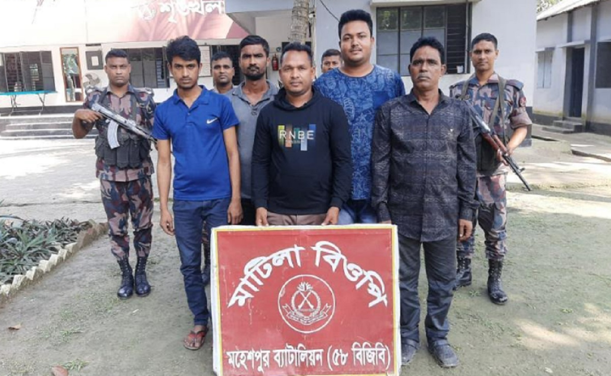 বিনা পাসপোর্টে সীমান্ত অতিক্রমকালে আটক ৬