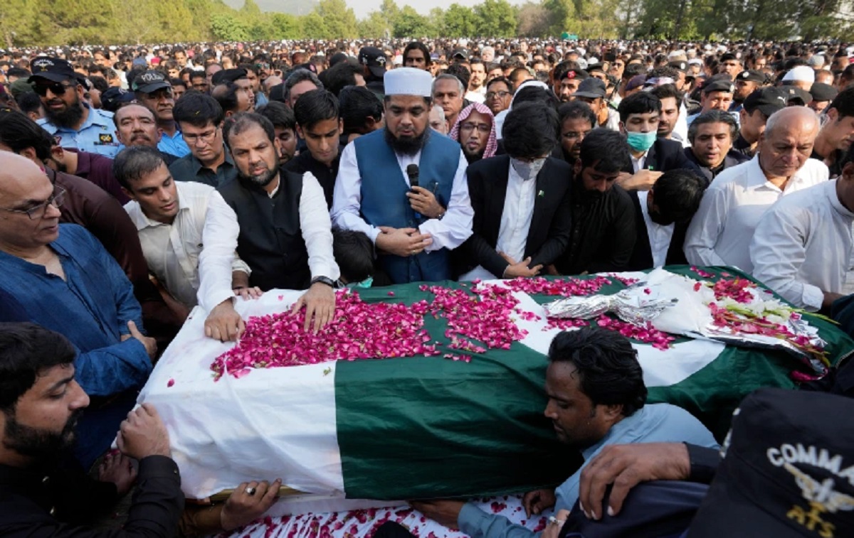 কেনিয়ায় পুলিশের গুলিতে নিহত পাক সাংবাদিকের জানাজায় সমবেত হাজারো মানুষ