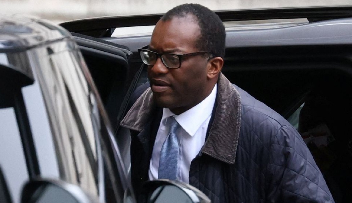 বরখাস্ত হলেন ব্রিটেনের অর্থমন্ত্রী, শঙ্কায় ট্রাসের প্রধানমন্ত্রিত্ব