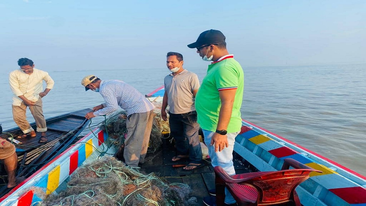 মানিকগঞ্জে জব্দকৃত ইলিশ মাছ এতিমখানায় বিতরণ