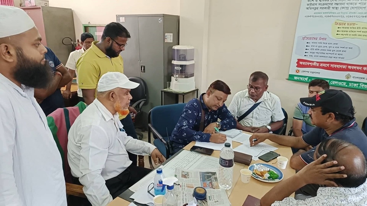 আখাউড়ায় এক লাইনে ২ ট্রেন: কাজ শুরু করেছে তদন্ত কমিটি