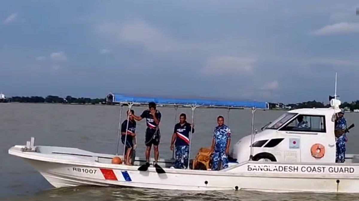 মাকে বাঁচাতে লঞ্চ থেকে ঝাঁপ দিয়ে তরুণ নিখোঁজ