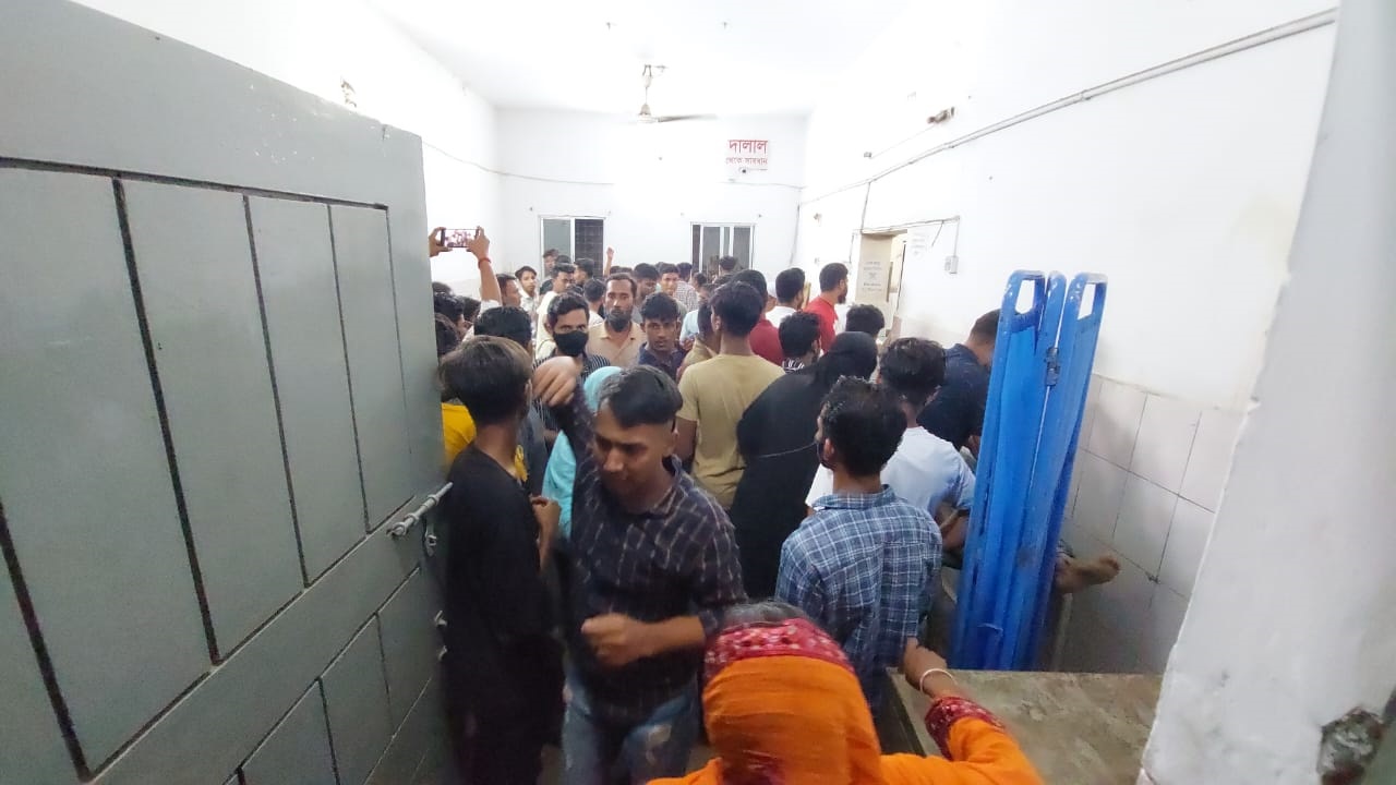 নরসিংদীতে মোটরসাইকেল-অটোরিকশা ও বাইসাইকেলের ত্রিমুখী সংঘর্ষে নিহত ২