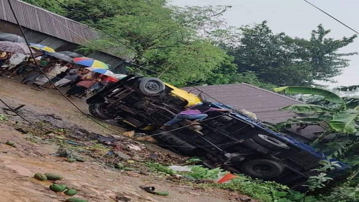 নরসিংদীতে ফুটপাতে ট্রাক উঠে উল্টে নিহত ৪