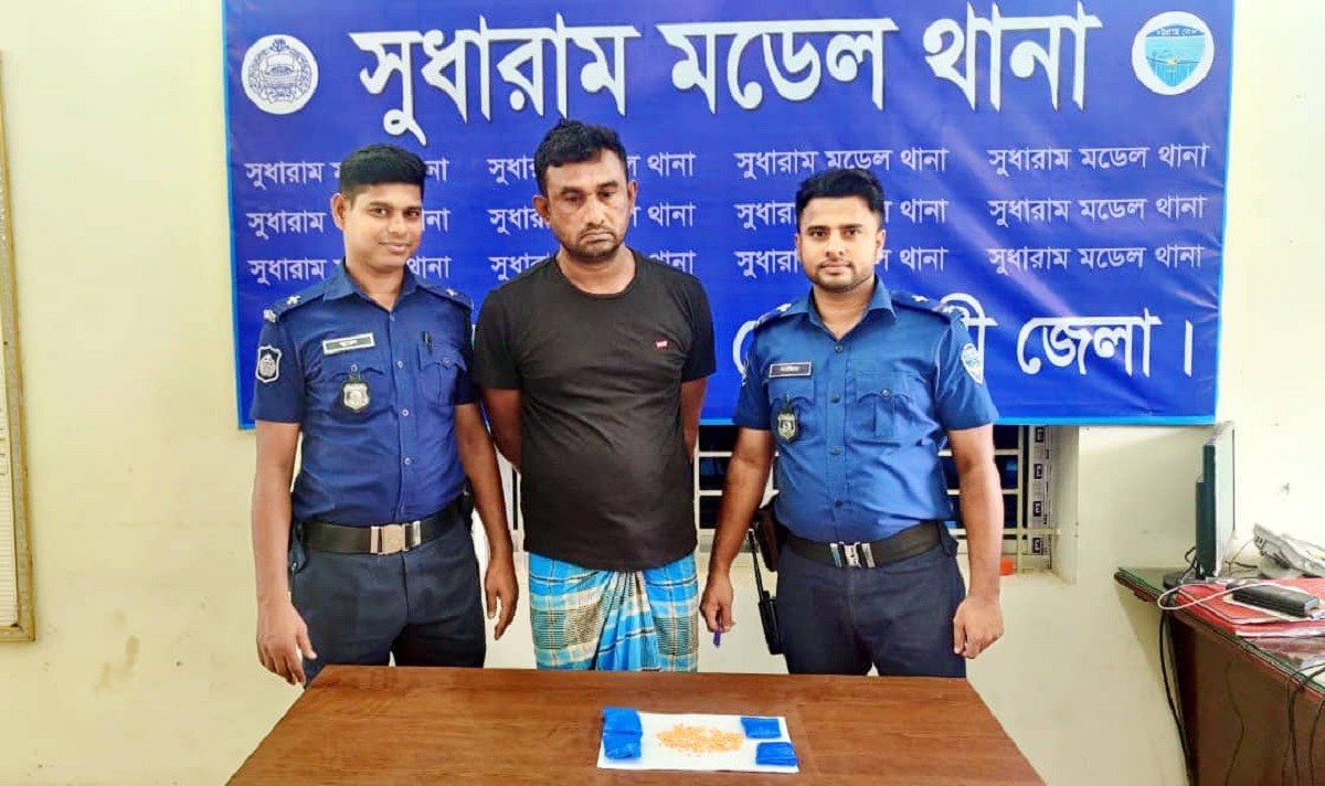 নোয়াখালীতে মাদক কারবারি গ্রেফতার, ৮শ’ ইয়াবা জব্দ